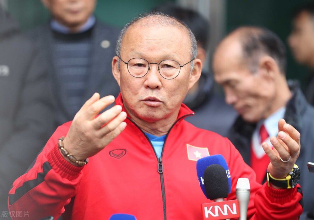 23岁的哈兰德本赛季为曼城出战22场比赛，打进19球并有5次助攻，其中英超前15轮全勤，贡献14球4助攻。